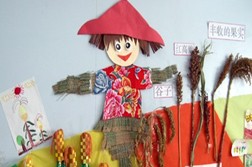 幼儿园秋天主题墙布置：稻草人的收获