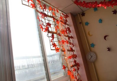 幼儿园环境布置门窗：枫叶窗