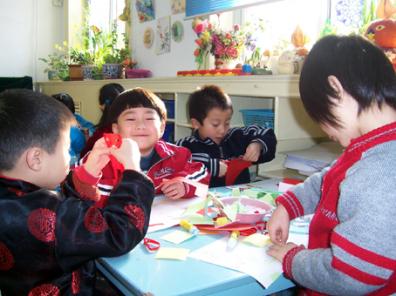 幼儿园区角布置：美工区12
