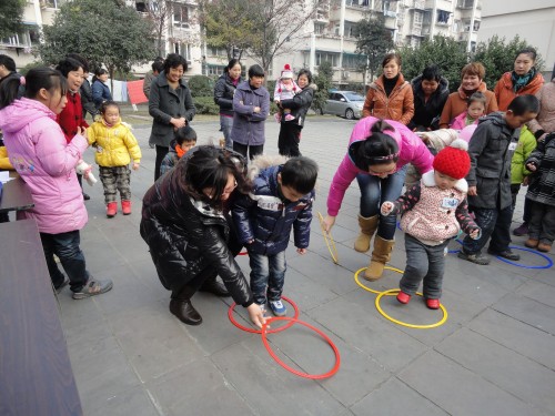 幼儿园亲子游戏踩圈圈